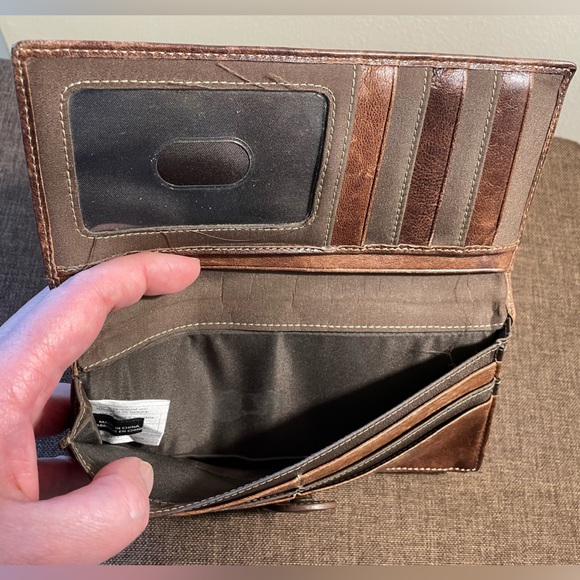 Danier Leather Wallet - Picture 4 of 7